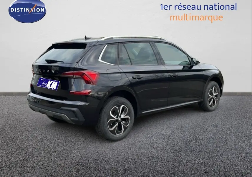 Vue 3/4 arrière droite du Skoda Kamiq 2025 noir magique métal avec jantes alliage et feux arrière LED distinctifs.