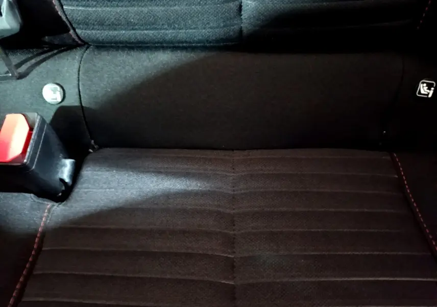 Gros plan sur la banquette arrière noire avec surpiqûres rouges du Peugeot 2008 PureTech 100 S&S ACTIVE BUSINESS 2021.