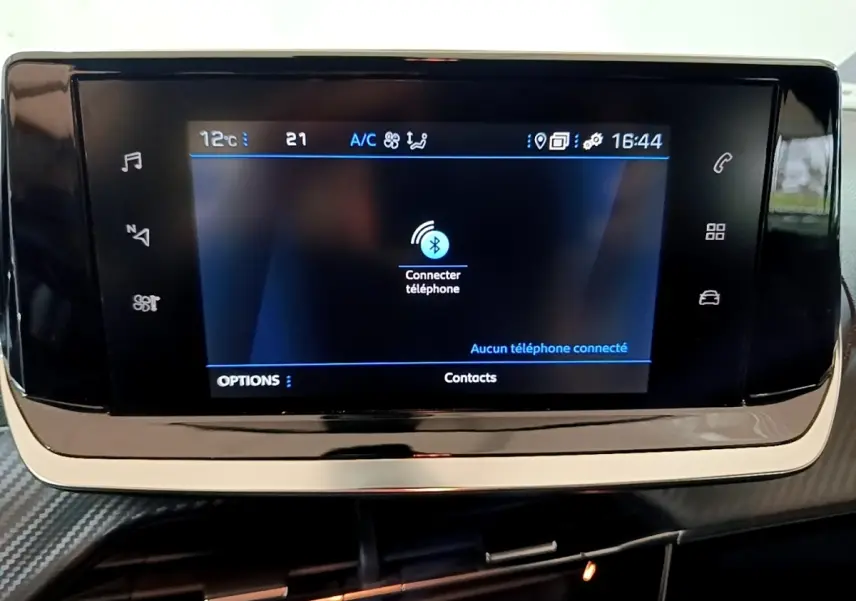 Écran tactile central du tableau de bord du Peugeot 2008 gris clair, affichant la connexion Bluetooth téléphone.