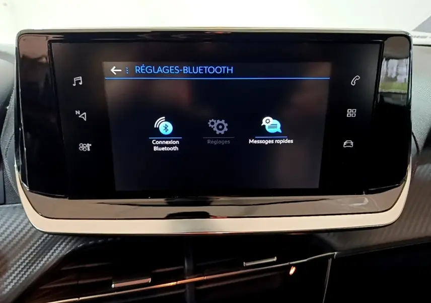 Écran tactile central noir affichant les réglages Bluetooth dans l’habitacle du Peugeot 2008 gris clair.