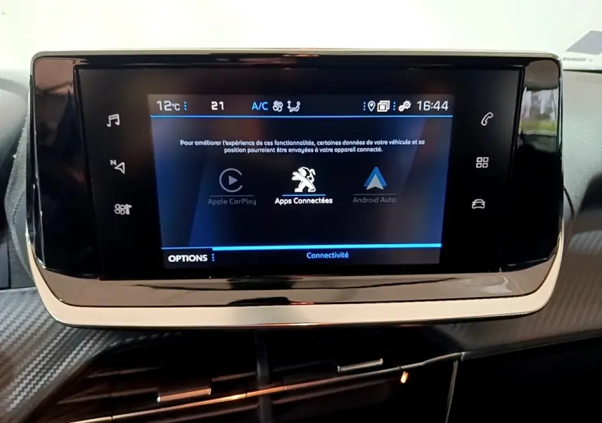 Écran tactile central du tableau de bord du Peugeot 2008 gris clair, affichant les options Apple CarPlay et Android Auto.