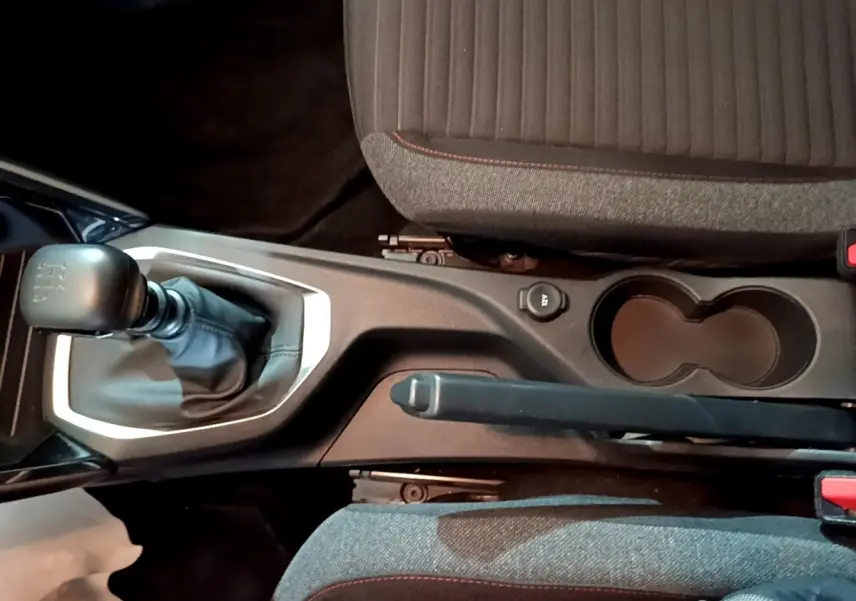Vue rapprochée de la console centrale intérieure du Peugeot 2008 gris clair, avec levier de vitesses manuel et frein à main.