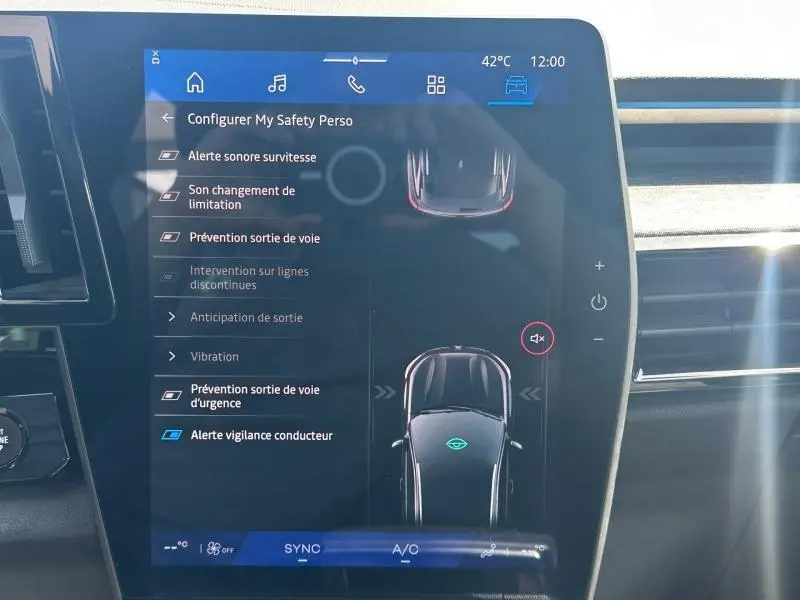 Écran tactile central du Renault Austral 2025 affichant les options de sécurité, intérieur noir avec détails argentés.