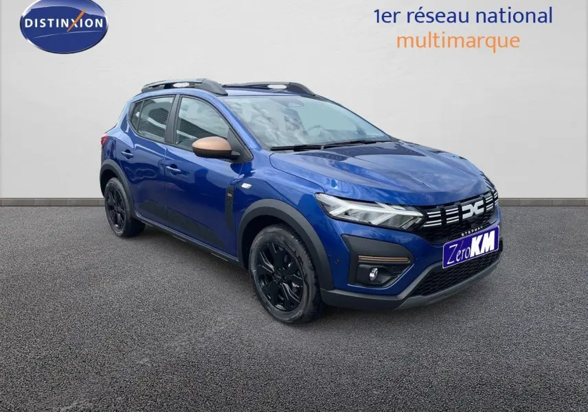 Vue 3/4 avant d'une Dacia Sandero Stepway 2024 bleu Iron Metal avec jantes noires et rétroviseurs bronze.