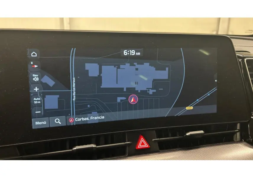 Écran tactile 12,3 pouces du Kia Sportage 2022 affichant la navigation GPS sur fond sombre avec carte de Corbas, France.