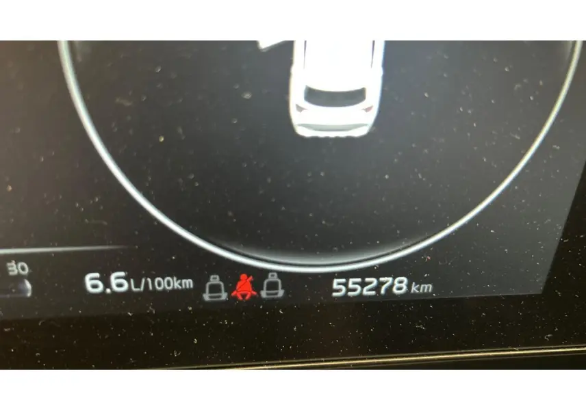 Affichage numérique du tableau de bord du Kia Sportage blanc 2022, indiquant consommation et kilométrage.