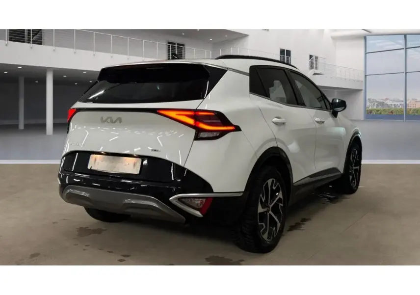 KIA SPORTAGE blanc vue 3/4 arrière droit avec toit noir et jantes alliage 18 pouces en intérieur moderne.