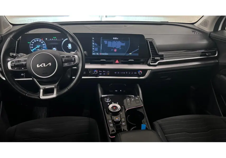 Intérieur du Kia Sportage 2022 GT-line Premium, vue frontale du tableau de bord noir avec écran tactile 12,3 pouces.