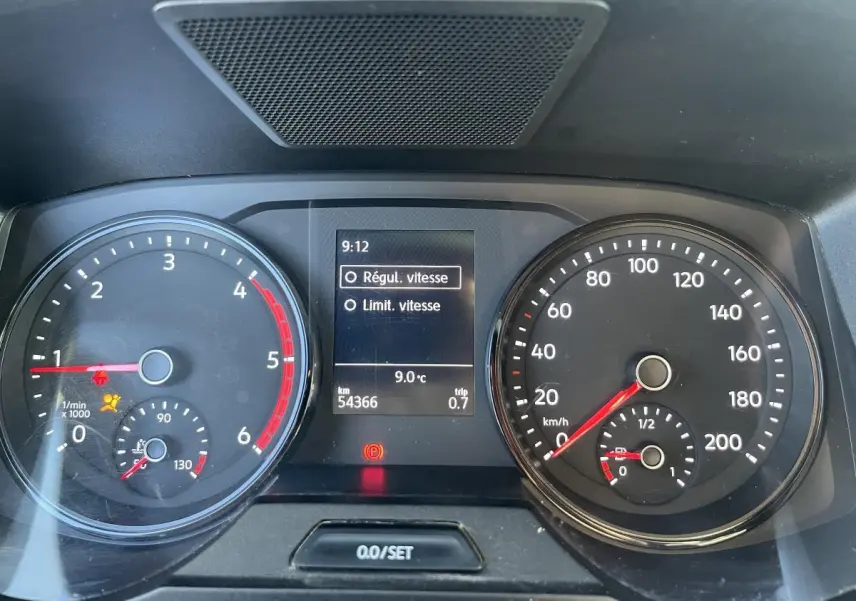 Tableau de bord du Volkswagen Crafter Fourgon 35 L3H3 Business 2022 montrant compte-tours, vitesse et affichage multifonction.