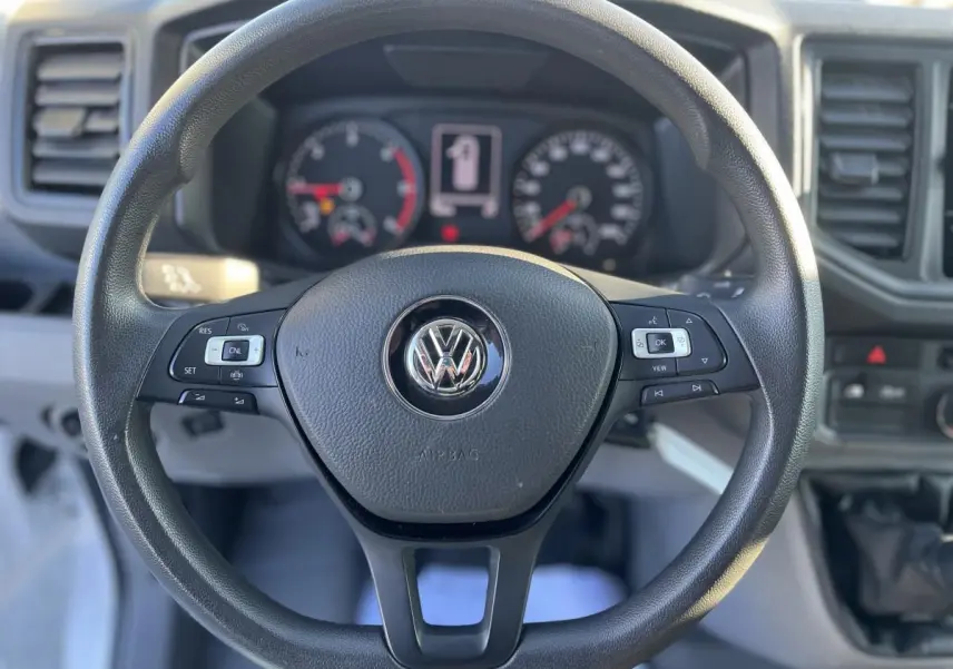 Volant multifonctions noir de Volkswagen Crafter Fourgon 2022 vu de face avec tableau de bord en arrière-plan.