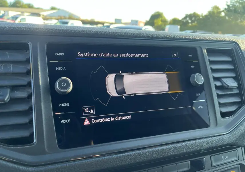Écran tactile du système d'aide au stationnement dans le tableau de bord du Volkswagen Crafter blanc 2022.
