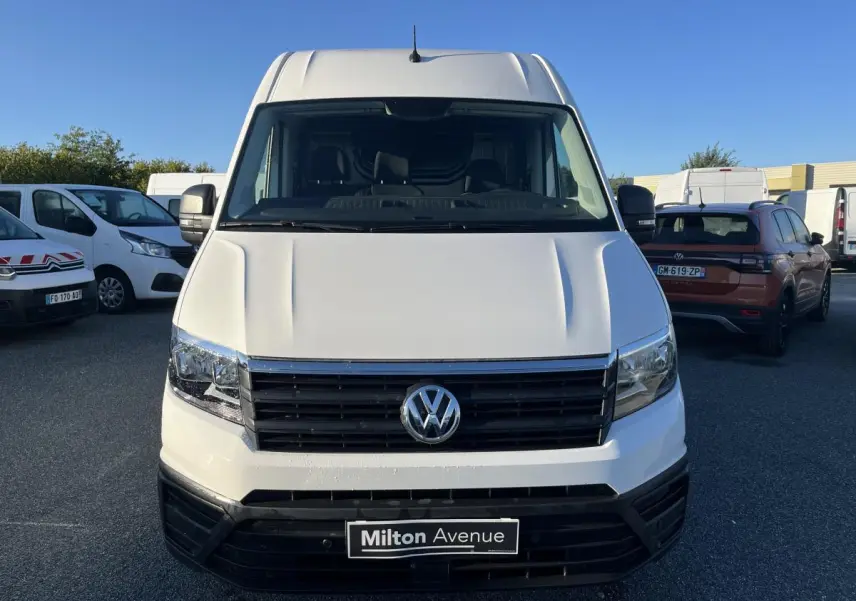 Vue frontale d'un Volkswagen Crafter fourgon blanc 2022 avec calandre noire et logo VW centré.