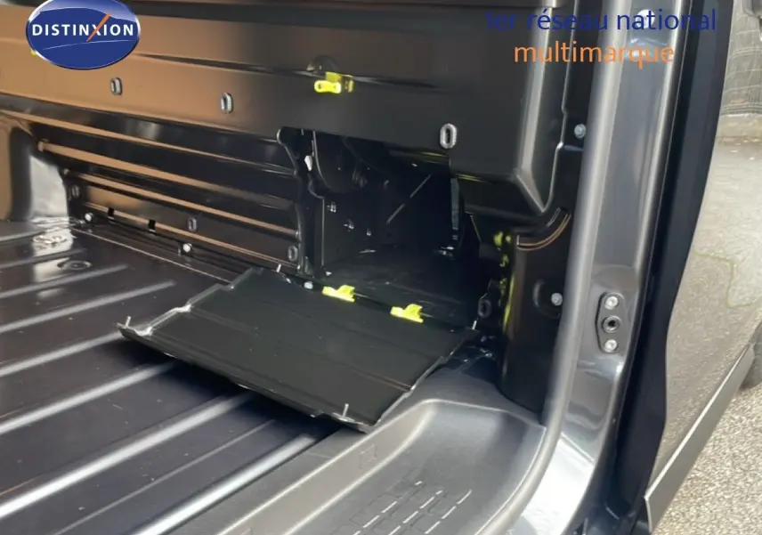 Détail de la zone de chargement arrière du Citroën Jumpy gris titane, montrant le plancher et une trappe ouverte côté droit.