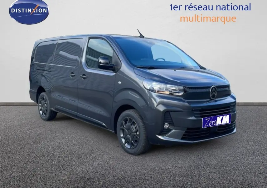 Vue 3/4 avant gauche d’un Citroën Jumpy Van Long L3 gris titane métal avec calandre noire et jantes foncées.