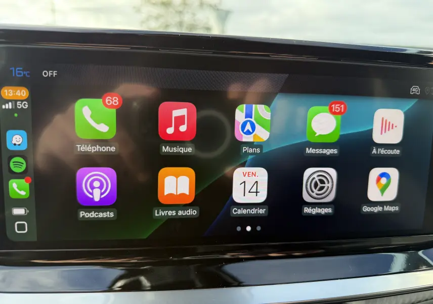 Écran tactile central du Peugeot 2008 Hybrid 145ch GT 2025 affichant les applications Apple CarPlay en interface colorée.