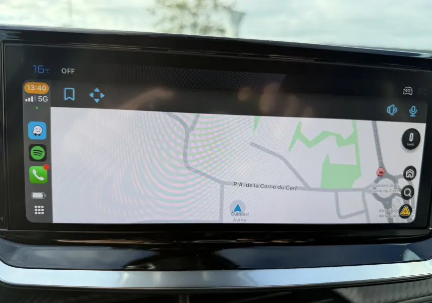Écran tactile central du tableau de bord du Peugeot 2008 Hybrid 145ch GT, affichant la navigation GPS.