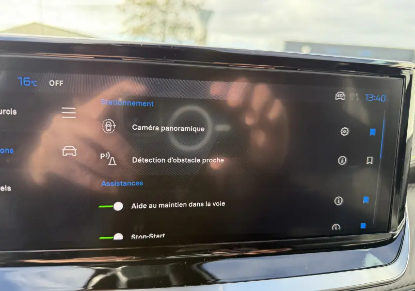 Écran tactile intérieur du Peugeot 2008 Hybrid 145ch GT 2025 affichant les options d'assistance à la conduite.