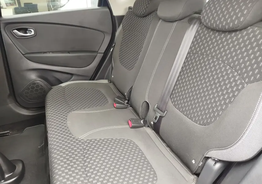 Vue intérieure côté gauche des sièges arrière gris foncé avec motifs tissés du Renault Captur 2018.