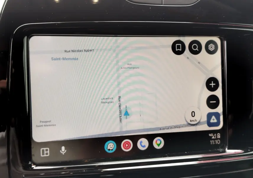 Écran tactile central du Renault Captur 2018 affichant une carte de navigation avec interface moderne.