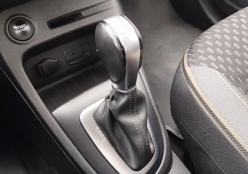 Le levier de vitesse automatique de la Renault Captur 2018 en gros plan, avec bouton Start/Stop et siège tissu gris.