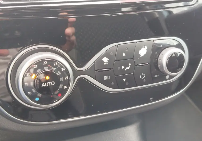Gros plan sur la commande de climatisation automatique du Renault Captur 2018, avec réglage de température et boutons fonctionnels.