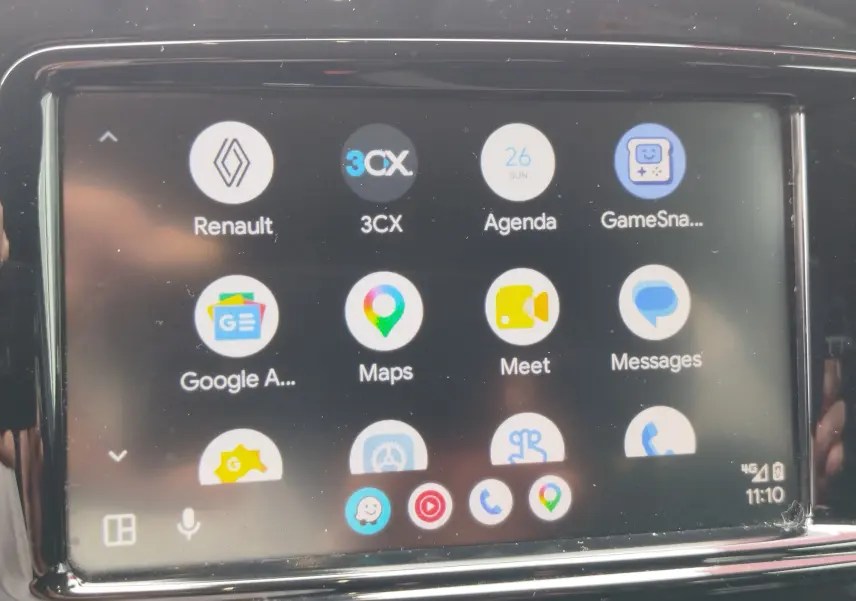 Écran tactile intérieur du Renault Captur 2018 montrant les applications connectées avec interface moderne et claire.