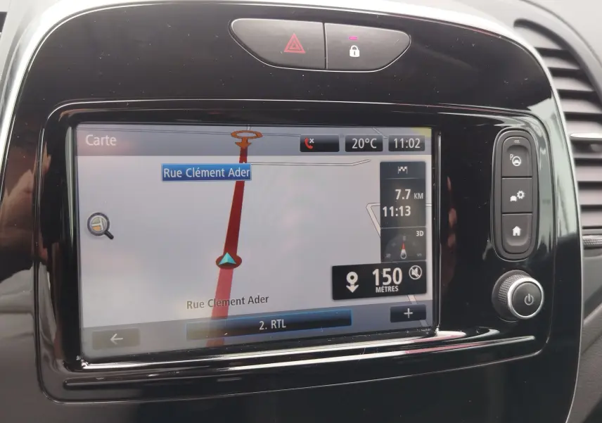 Écran tactile central du Renault Captur 2018 affichant la navigation sur Rue Clément Ader avec commandes autour.