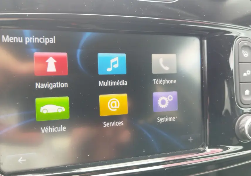 Écran tactile du système multimédia du Renault Captur 2018, affichant le menu principal avec icônes colorées.