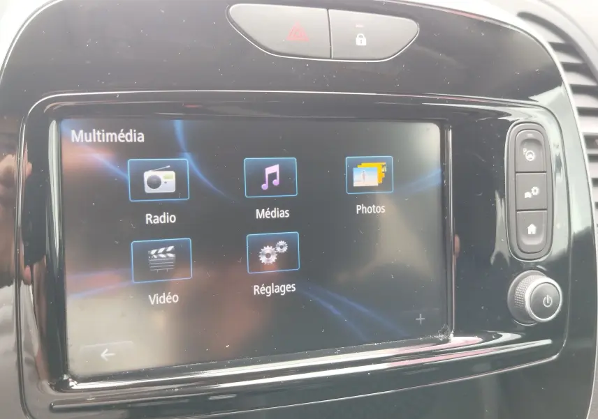 Écran tactile multimédia du tableau de bord d’un Renault Captur 2018, affichant les options Radio, Médias, Photos, Vidéo et Réglages.