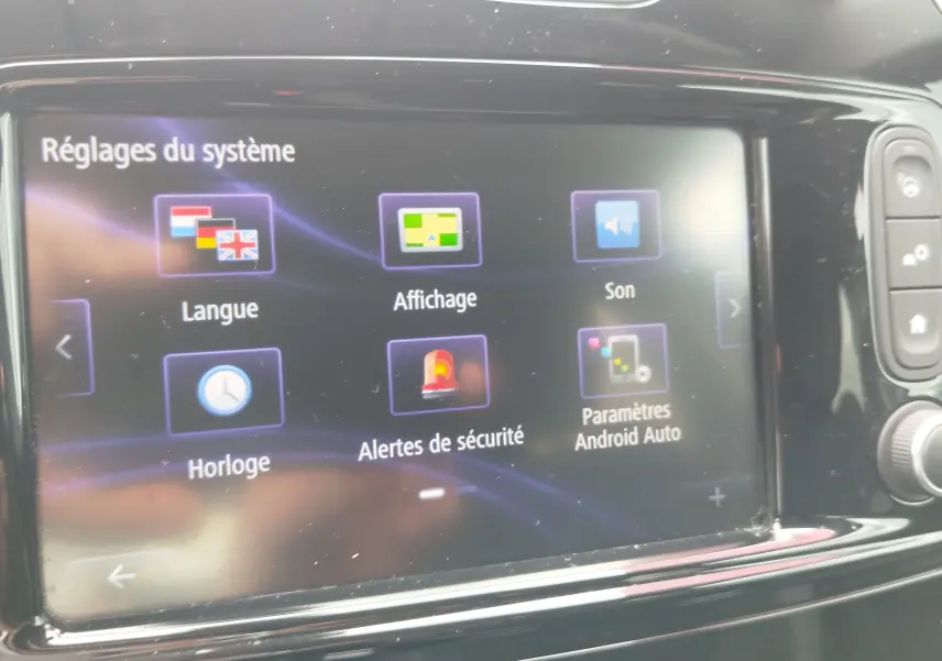 Écran tactile du système multimédia du Renault Captur 2018, affichant les réglages du système en mode portrait.