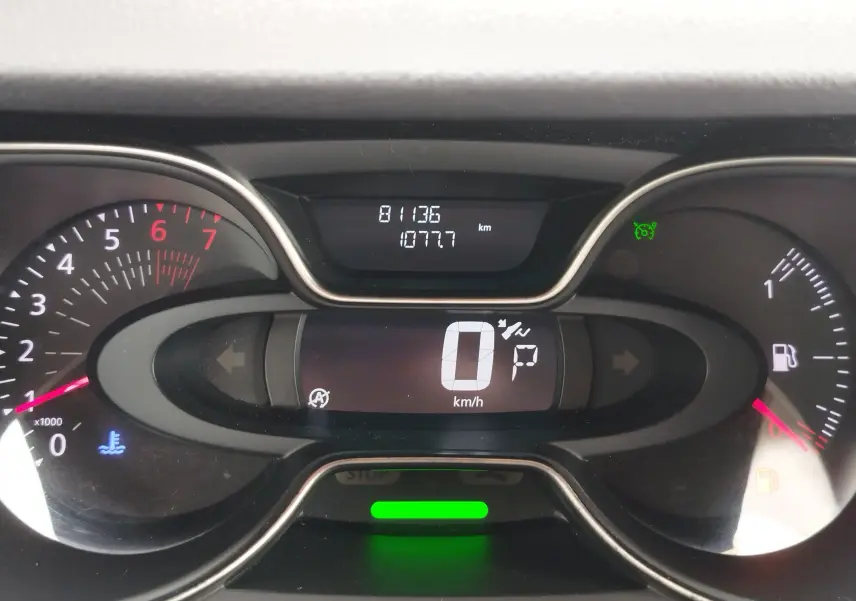 Vue rapprochée du tableau de bord numérique du Renault Captur 2018, affichant 81136 km et vitesse à 0 km/h.