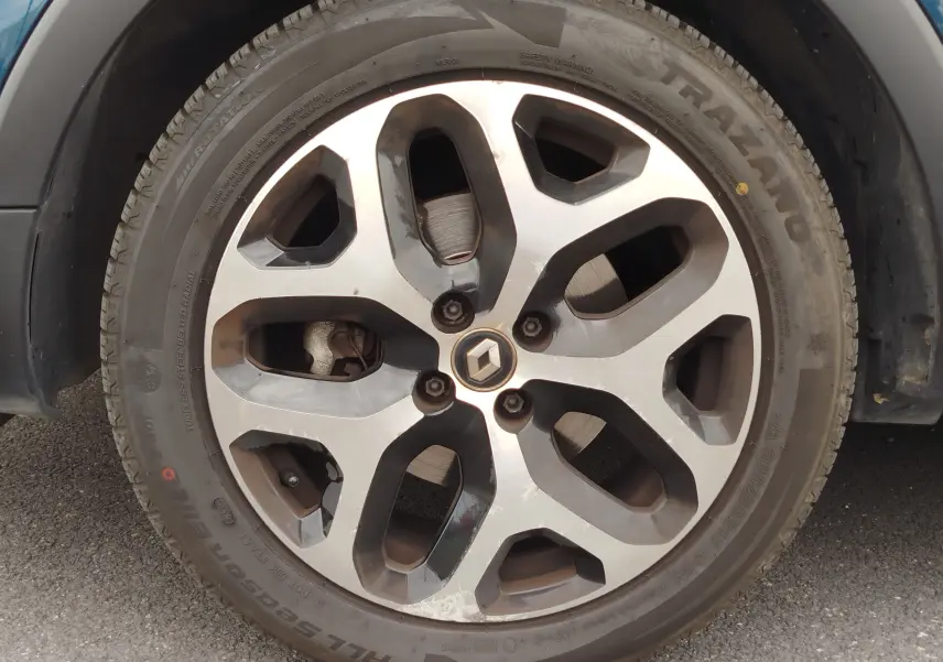 Gros plan sur la jante alliage biton du côté gauche d’un Renault Captur bleu marine fumé de 2018.