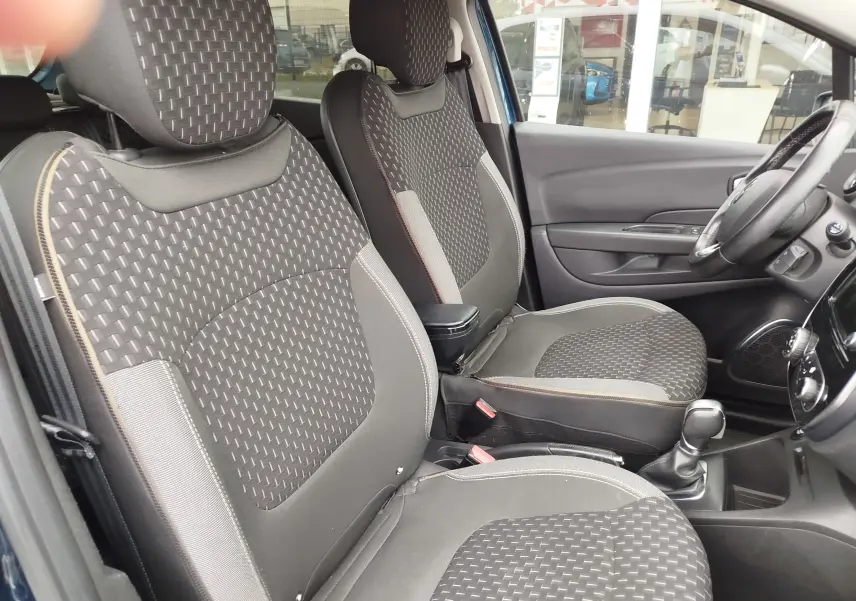 Vue intérieure côté droit du Renault Captur 2018, sièges avant gris à motifs tissés et volant visible.