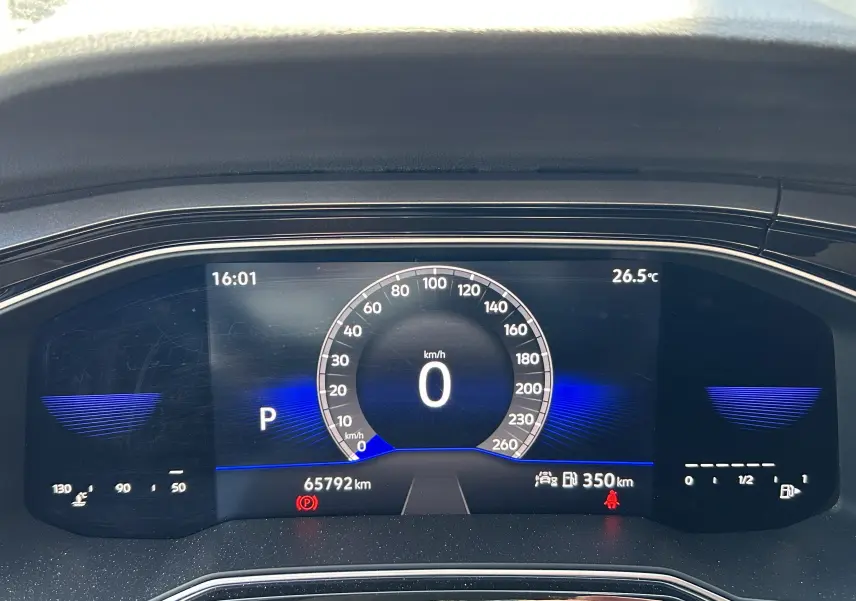 Tableau de bord numérique du Volkswagen Taigo TSI 110 DSG7 Style 2022 affichant vitesse à 0 km/h et température extérieure 26,5°C.