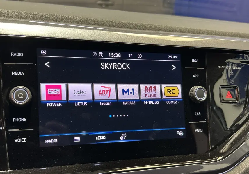 Écran tactile central du Volkswagen Taigo TSI 110 DSG7 Style 2022 affichant les stations radio numériques.