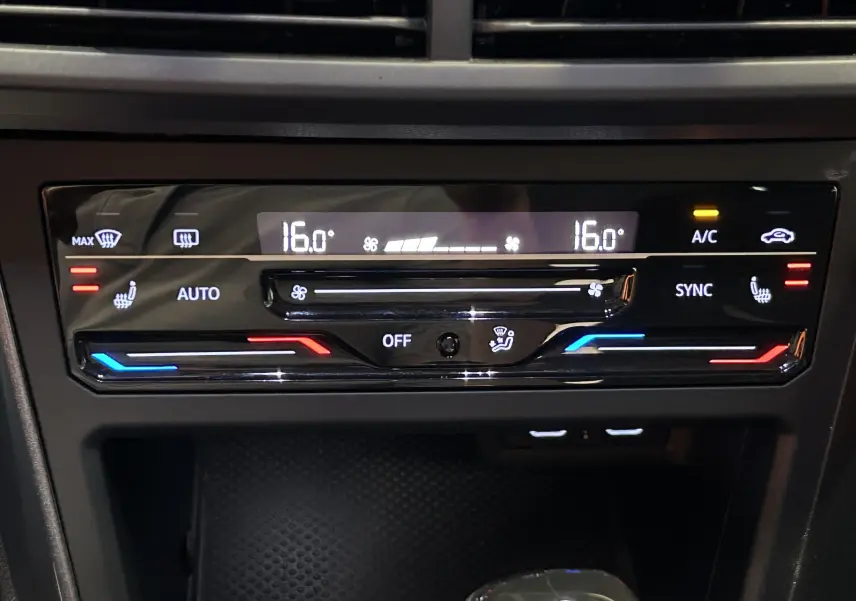 Panneau de climatisation digital avec réglages à 16°C et commandes tactiles dans Volkswagen Taigo blanc Pur 2022.