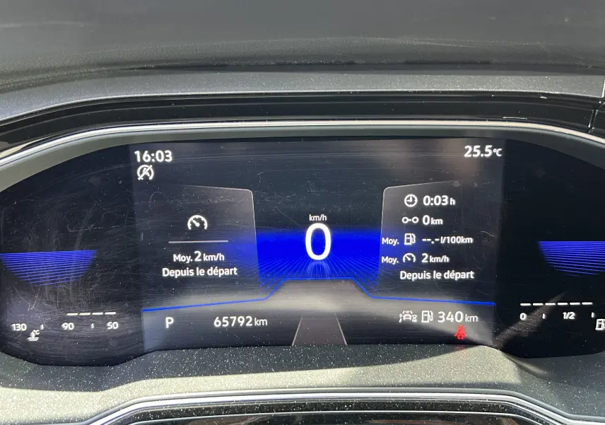 Tableau de bord numérique du Volkswagen Taigo TSI 110 DSG7 Style 2022 affichant vitesse zéro et 65 792 km au compteur