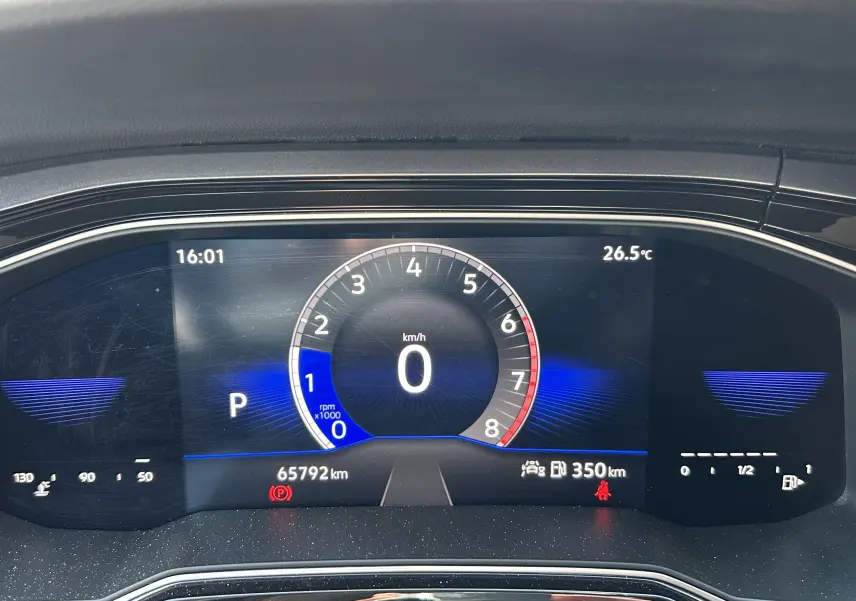 Tableau de bord numérique du Volkswagen Taigo blanc, affichant vitesse à 0 km/h et température extérieure à 26,5°C.