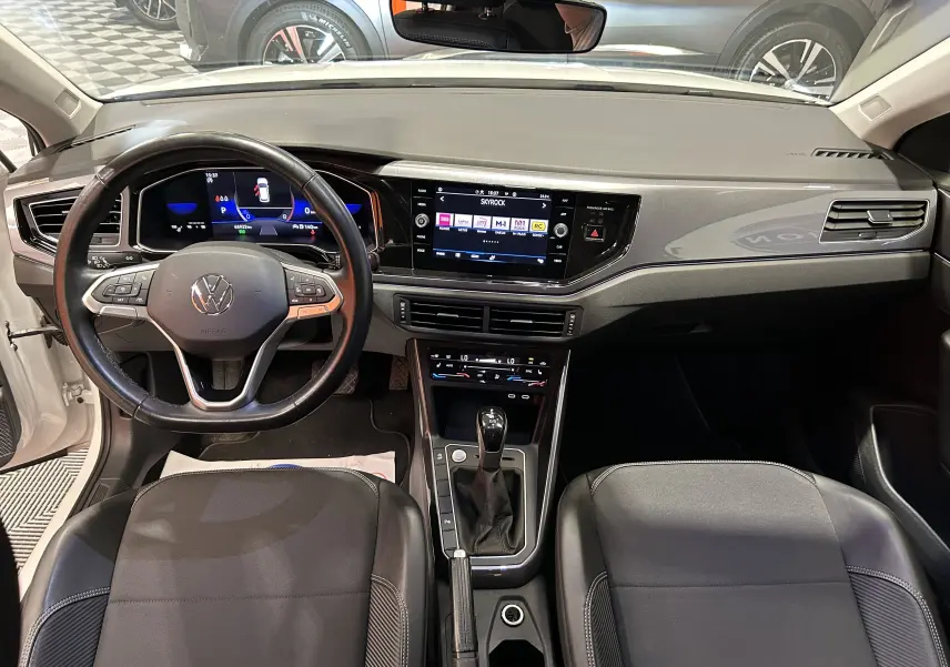 Vue intérieure frontale du Volkswagen Taigo TSI 110 DSG7 Style 2022, tableau de bord noir avec écran tactile central et volant multifonction.