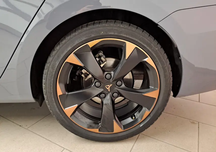 Gros plan sur la jante avant droite cuivrée 18'' de la CUPRA LEON ST gris Graphène, soulignant son design sportif.