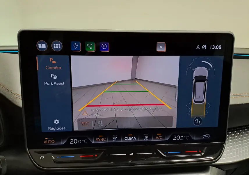 Écran central de la CUPRA LEON ST 2025 montrant l'affichage caméra de recul avec guidage et capteurs de stationnement actifs.