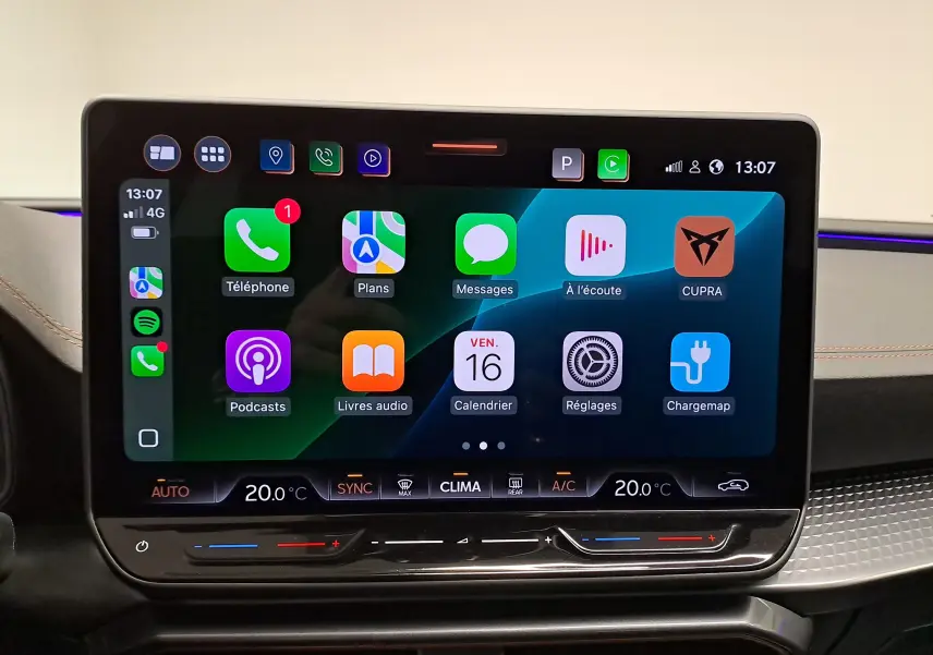 Écran tactile central du tableau de bord de la CUPRA LEON ST 2025 avec interface connectée et commandes climatisation intégrées.