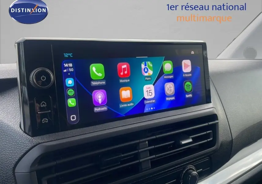Écran tactile central affichant les applications Apple CarPlay dans l'habitacle du Citroën Jumpy gris titane.