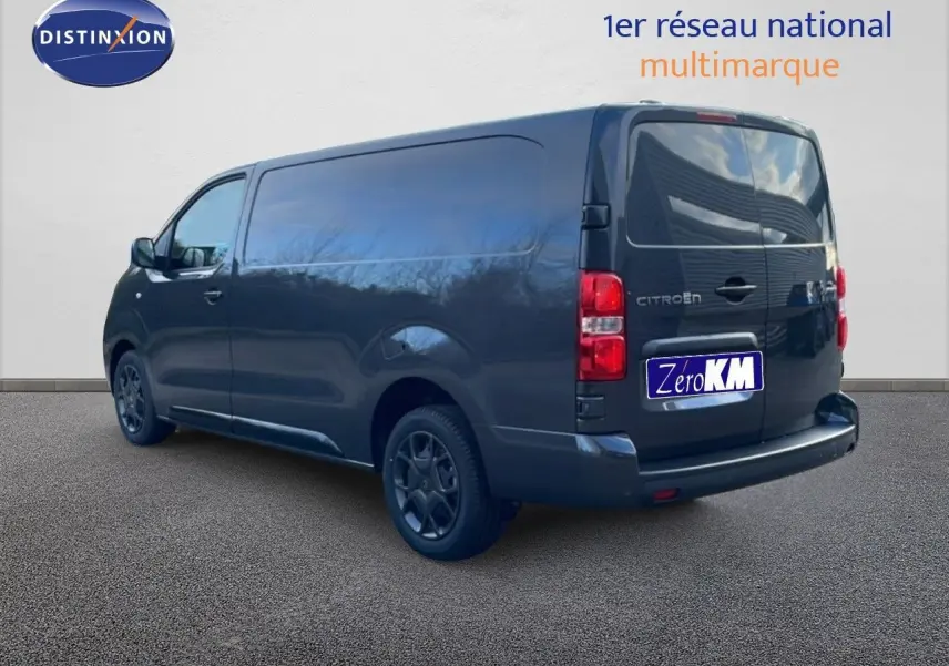 Vue 3/4 arrière droite du Citroën Jumpy Van Long gris titane métallisé avec portes arrière fermées et jantes noires.