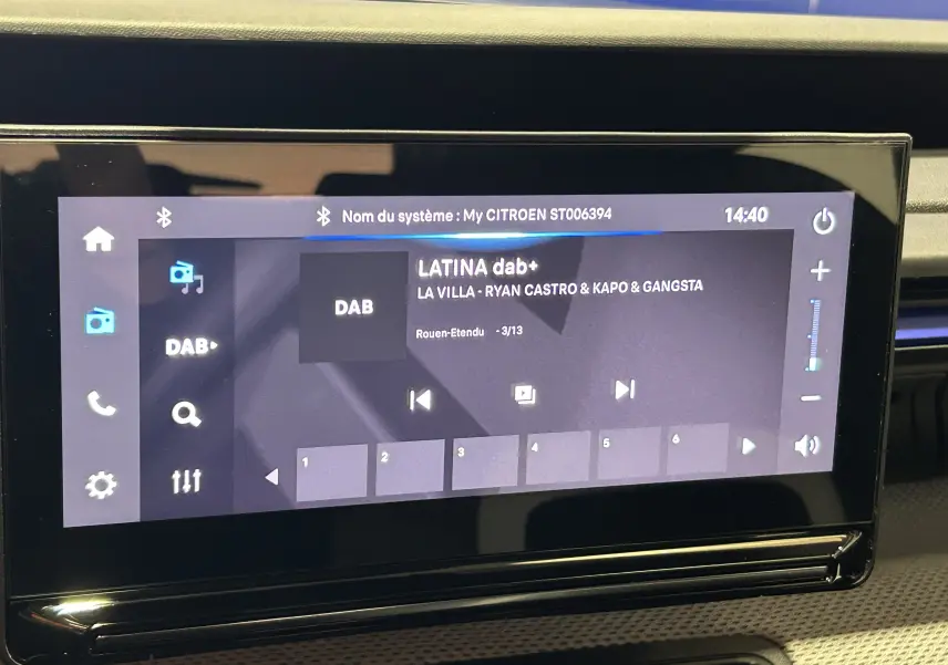 Écran tactile central de la Citroën C3 Turbo 100 Plus gris Artense affichant la radio DAB en mode lecture.