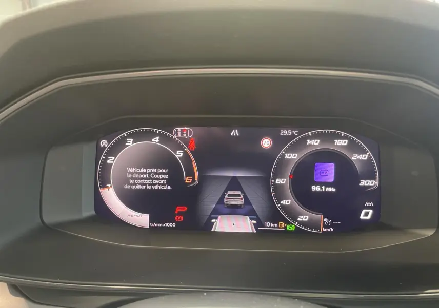 Combiné d'instruments digital de la CUPRA Leon 2026 affichant la vitesse, régime et alertes au tableau de bord.