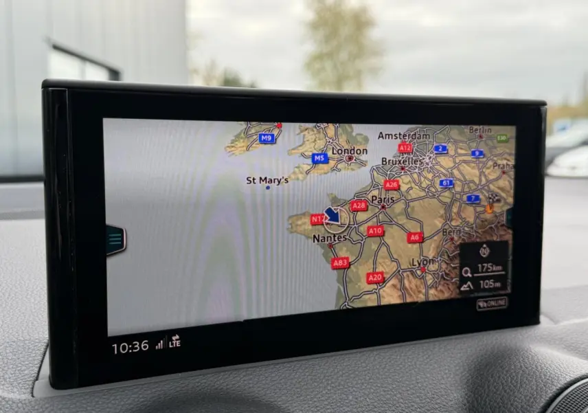 Écran de navigation intérieur affichant une carte détaillée des routes entre Nantes et Paris dans un Audi Q2 35 TFSI noir Mythe.