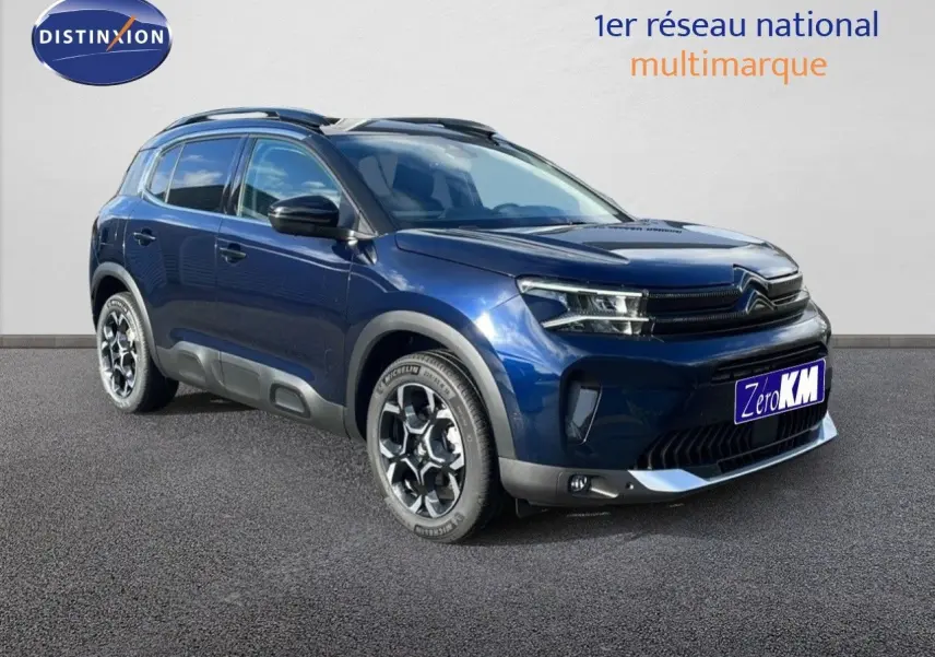 SUV Citroën C5 Aircross bleu Eclipse Metal vu en 3/4 avant droit avec jantes bicolores et détails noirs.