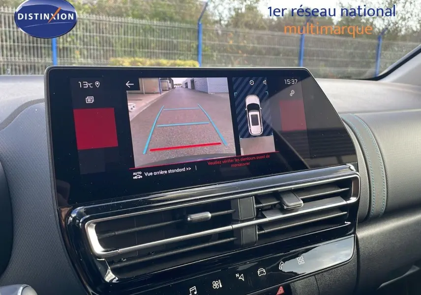 Écran tactile intérieur affichant la caméra de recul du Citroën C5 Aircross 2025 avec tableau de bord noir et surpiqûres bleues.
