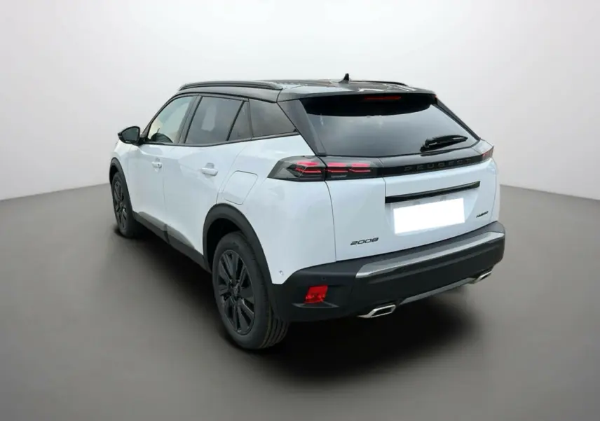 Vue 3/4 arrière droite d'un Peugeot 2008 blanc okénite avec toit noir, feux arrière LED et double sortie d'échappement.